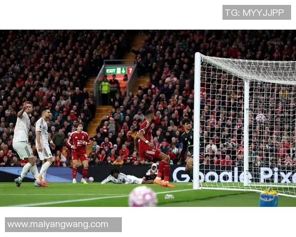 利物浦主场逆转战胜曼联，继续领跑积分榜