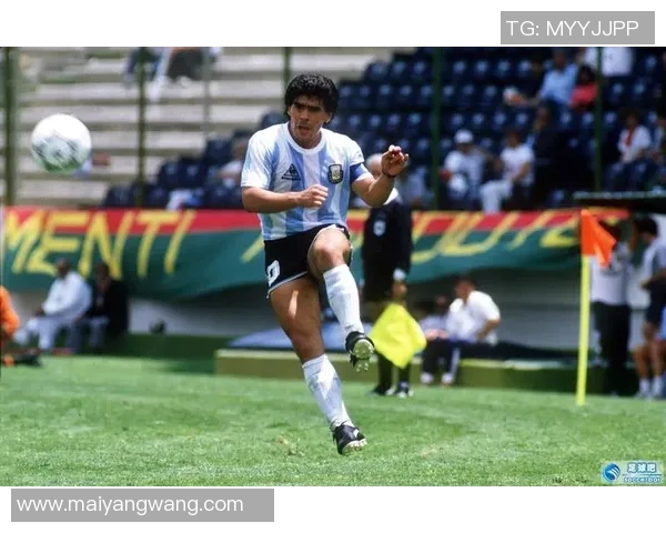 马丁内斯的传奇之路：从青涩球员到足球巨星的成长历程